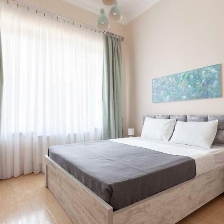Wehost Apartment On A Colorful Street 第比利斯 外观 照片