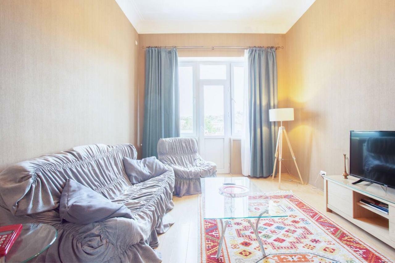 Wehost Apartment On A Colorful Street 第比利斯 外观 照片
