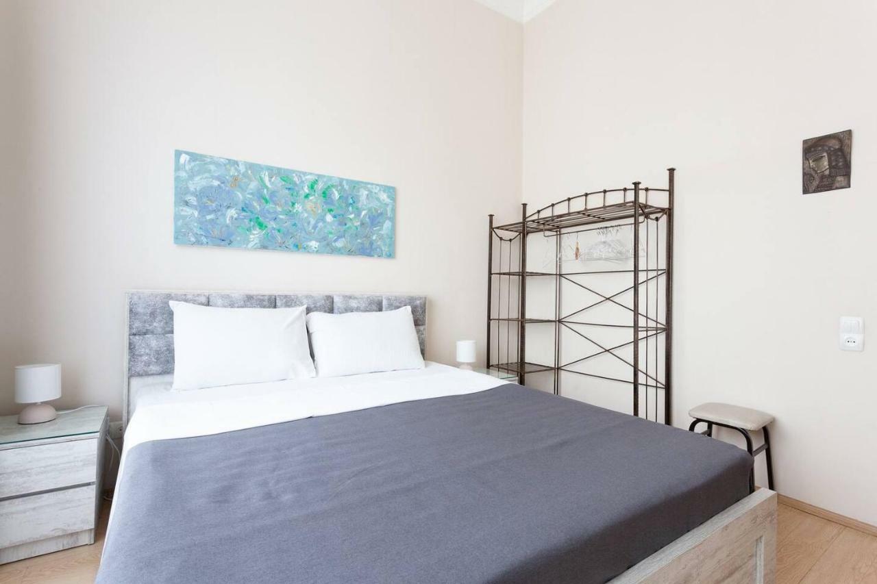 Wehost Apartment On A Colorful Street 第比利斯 外观 照片