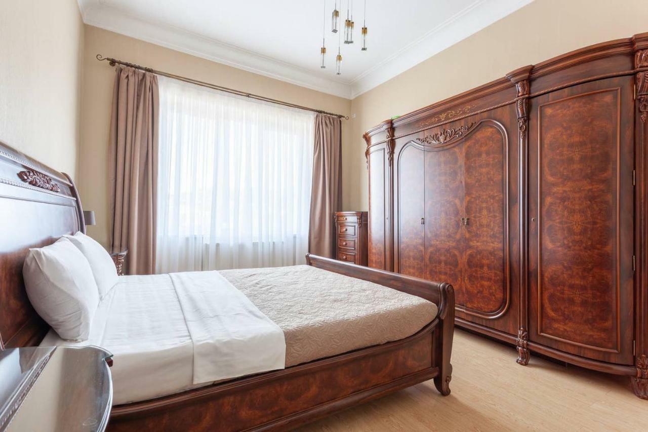 Wehost Apartment On A Colorful Street 第比利斯 外观 照片