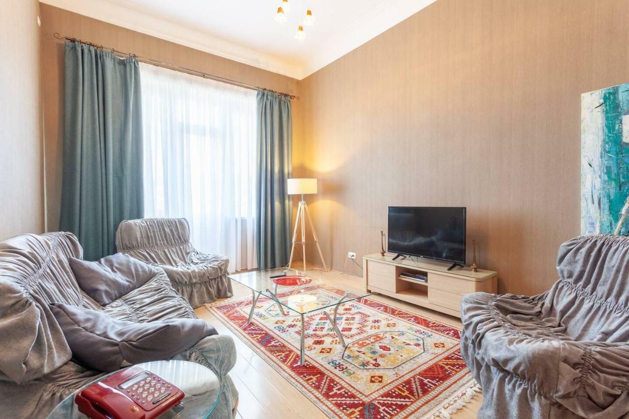 Wehost Apartment On A Colorful Street 第比利斯 外观 照片