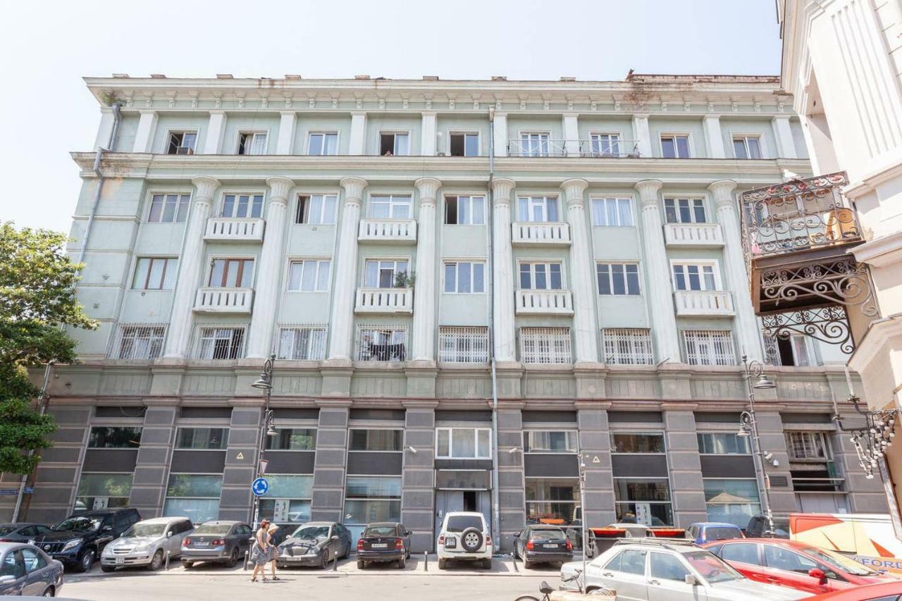 Wehost Apartment On A Colorful Street 第比利斯 外观 照片