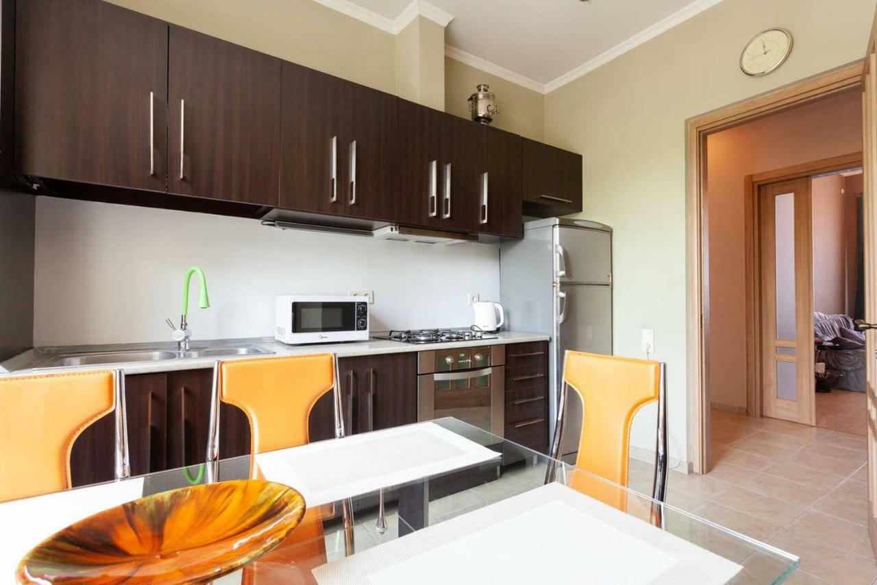 Wehost Apartment On A Colorful Street 第比利斯 外观 照片